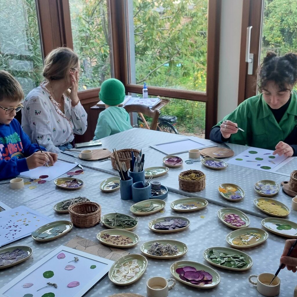 Atelier créatif à Rennes pour créer un herbier