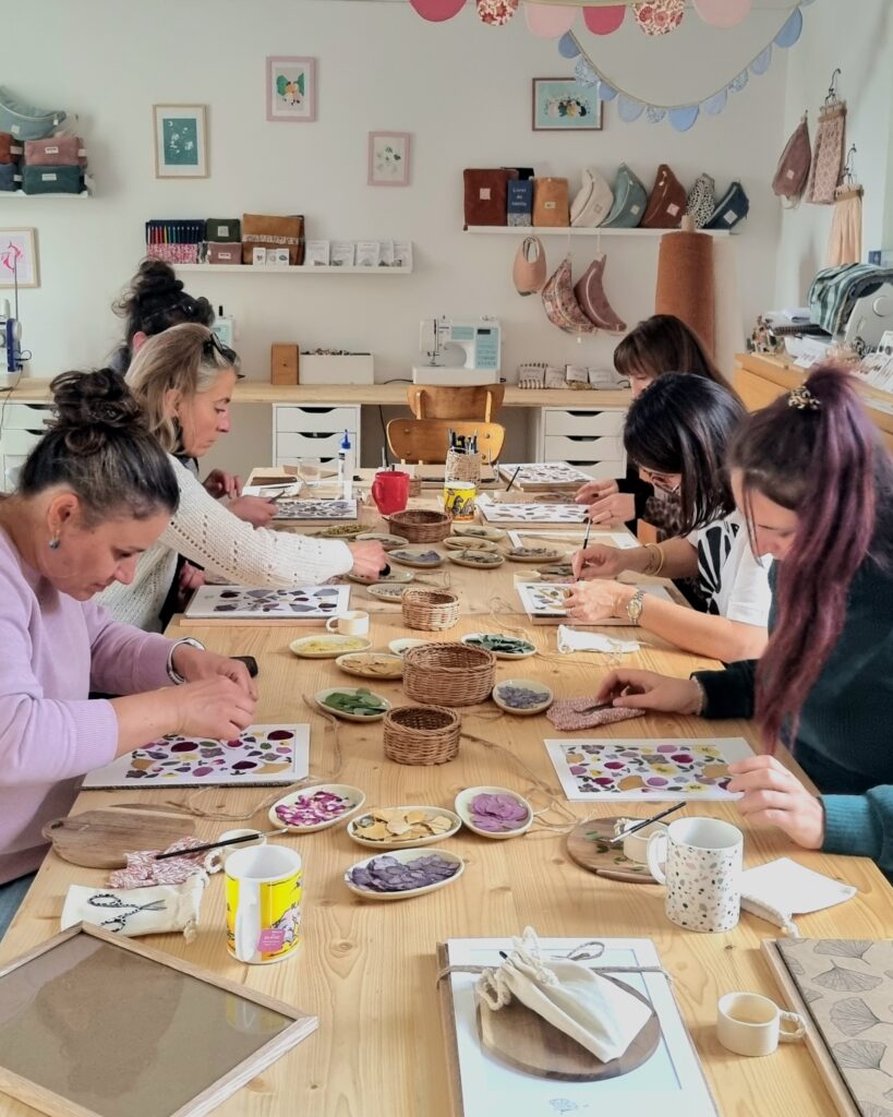Atelier créatif à Rennes pour créer un herbier