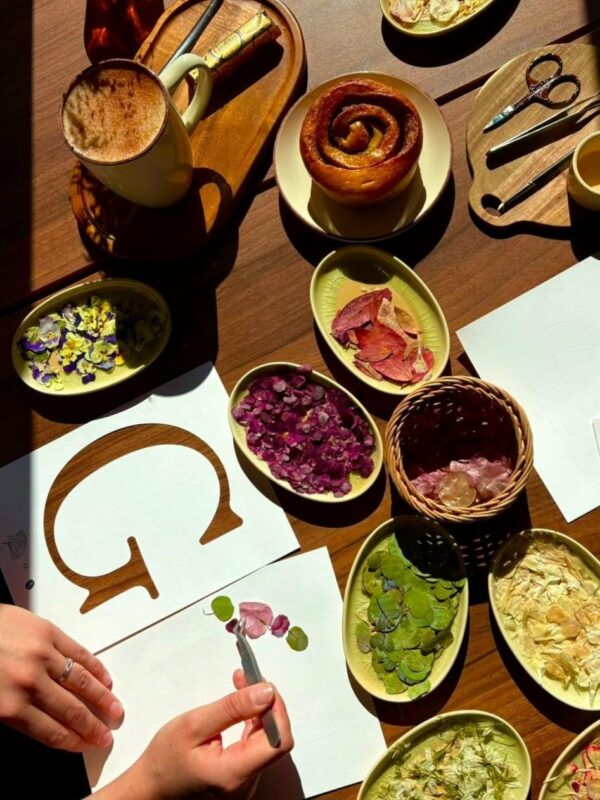 Atelier Herbier et Café gourmand - Lettre en fleurs pressées