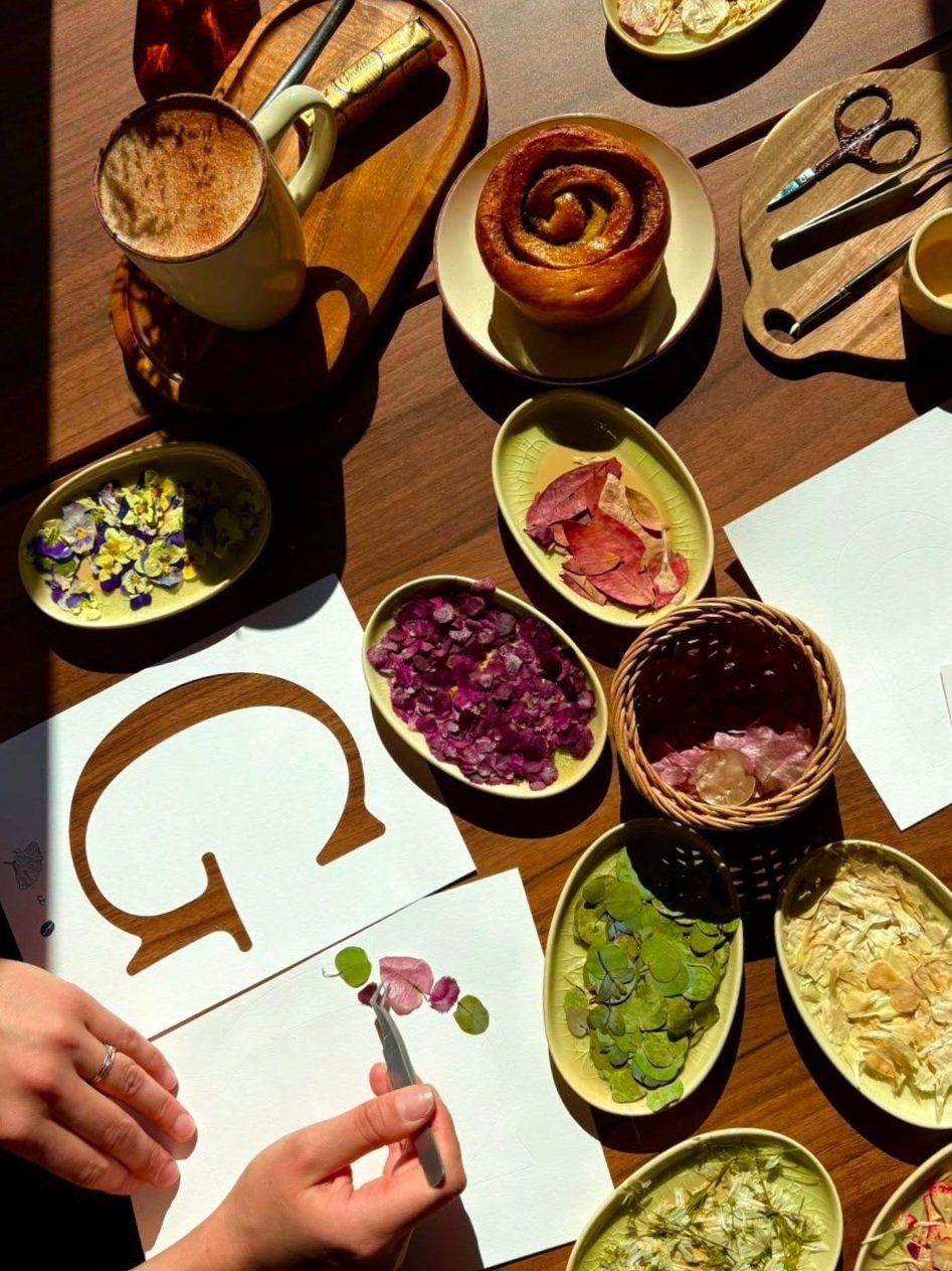 Atelier Herbier et Café gourmand - Lettre en fleurs pressées